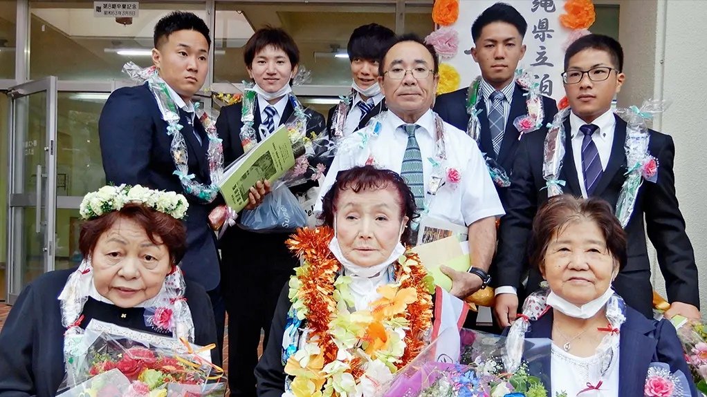 苦学四年终于毕业!日本84岁女高中生毕业,她为何这个年纪选择读高中?