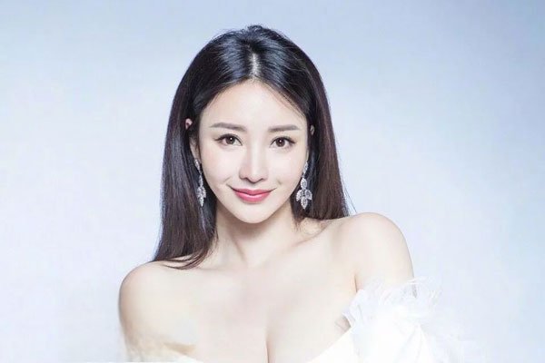 李成敏19禁趴地抖奶GIF怎么回事 只是稍微的露一露