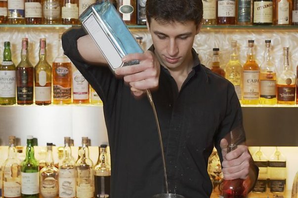 学调酒师的学费是多少？