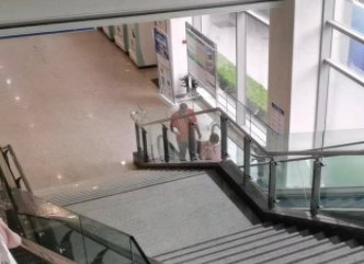 医生陶勇建议医院尽快安装安检设备，这能否确保患者和医生的安全？