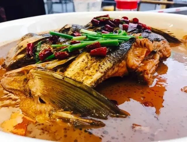 黑龙江一女子称服务员反复将吃过的鱼端上桌,店家:上错菜了,店家有理吗?