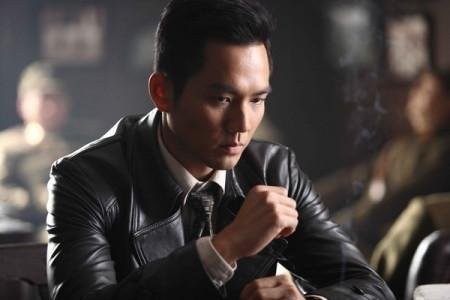 钟汉良在《一触即发》中一人分饰两角，他在剧中表现怎样？