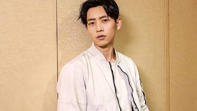 一天一天靠近我,在我耳边轻轻说,是那首歌里的歌词