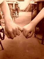 急求非主流手牵手拉钩图片