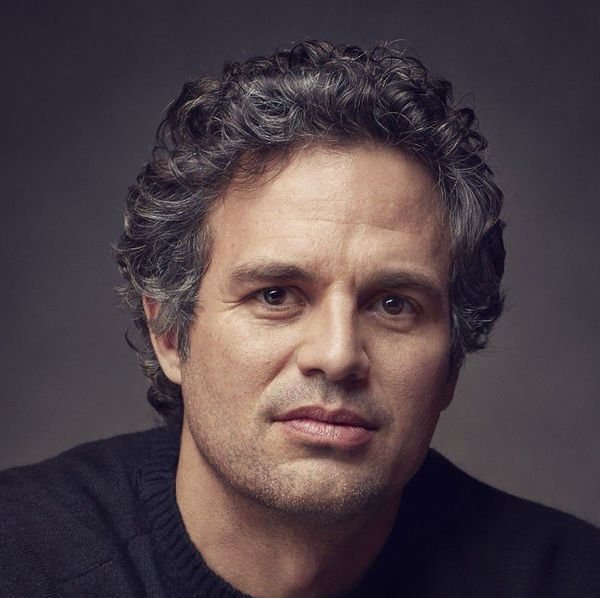 复仇者联盟里,绿巨人为什么和之前电影“绿巨人”的演员不是一个? 演员分别叫什么??