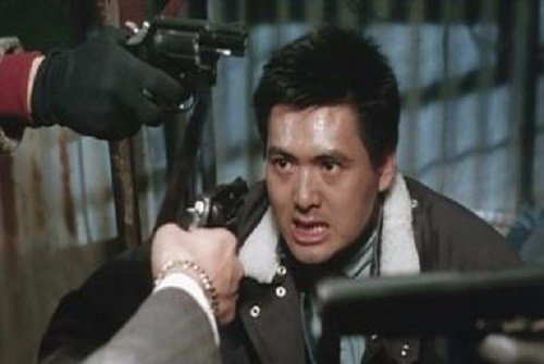 发哥当年为何非要拉着央视一哥跪向观众？央视一哥一脸尴尬却又为何无法拒绝？