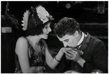 卓别林经典风格的体现，《淘金记》充满讽刺，无声却掷地有声？