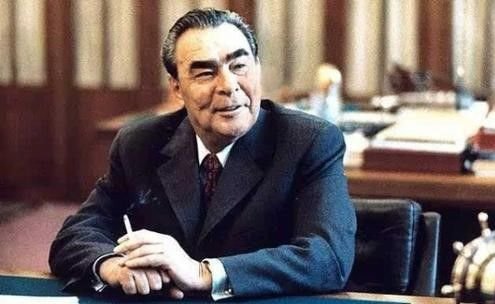 赫鲁晓夫病逝后，他的墓碑为何分为黑白两半？