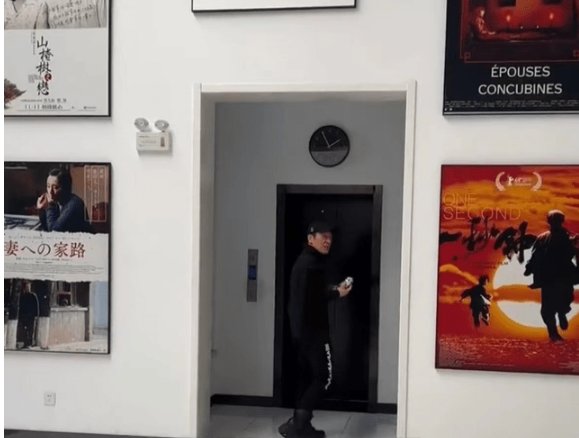 张艺谋坐在办公桌前拆冰墩墩盲盒的视频流出，他对这一盲盒有多期待？