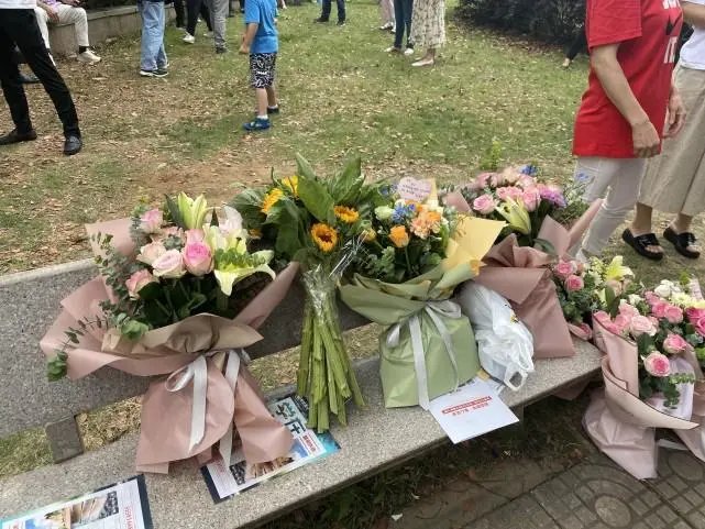 长沙学生自发前往倒塌事故地献花，大家用这一举动表达了怎样的怀念？