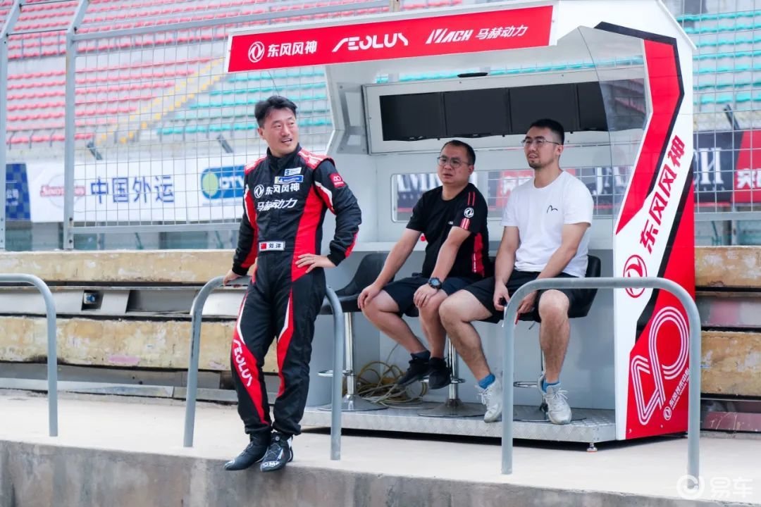 刘洋陈芮夫妻双双登台 CEC鄂尔多斯的浪漫赛车故事