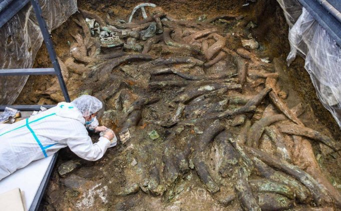 三星堆祭祀坑发掘区紧挨着哪一条河流