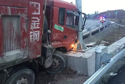 沈海高速江苏段发生四车相撞交通事故，造成此次事故的原因是什么？