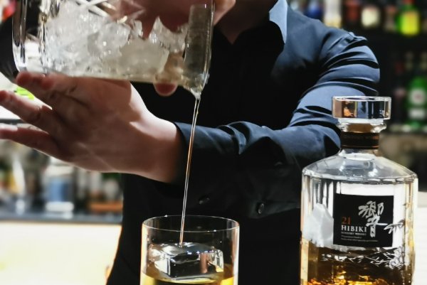 学调酒师的学费是多少？