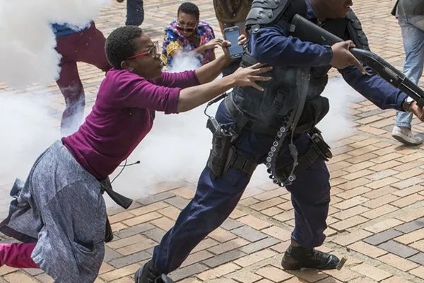 斯里兰卡大批官员乘飞机逃离，当地究竟发生了什么？