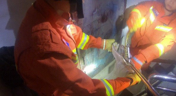 贵州六盘水两蛇打架居民楼道上演蛇吞蛇,当时的情况是怎样的?