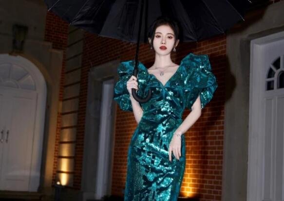 鞠婧祎的腰也太细了，她的腰是真实存在的吗？