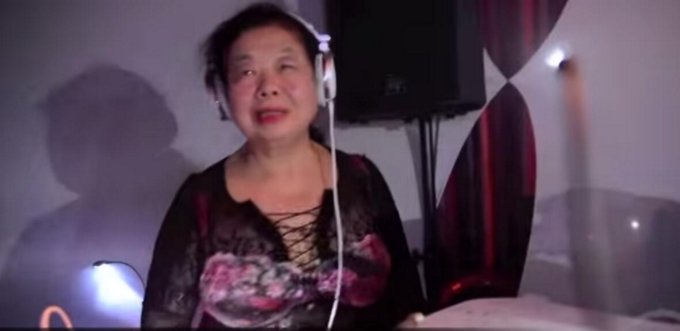 82岁奶奶蹦迪是怎么做到的