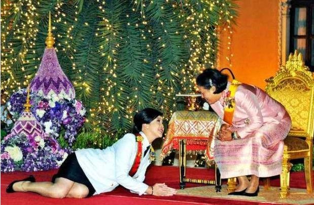 为什么泰国人见了公主要下跪?