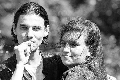 跟老公亲热,婆婆突然打开房门:摊上一个没界限感的婆婆该怎么办呢?