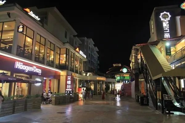 直击静态管理下的三亚：车流稀少，街上白马奔跑！三亚何时能解封？