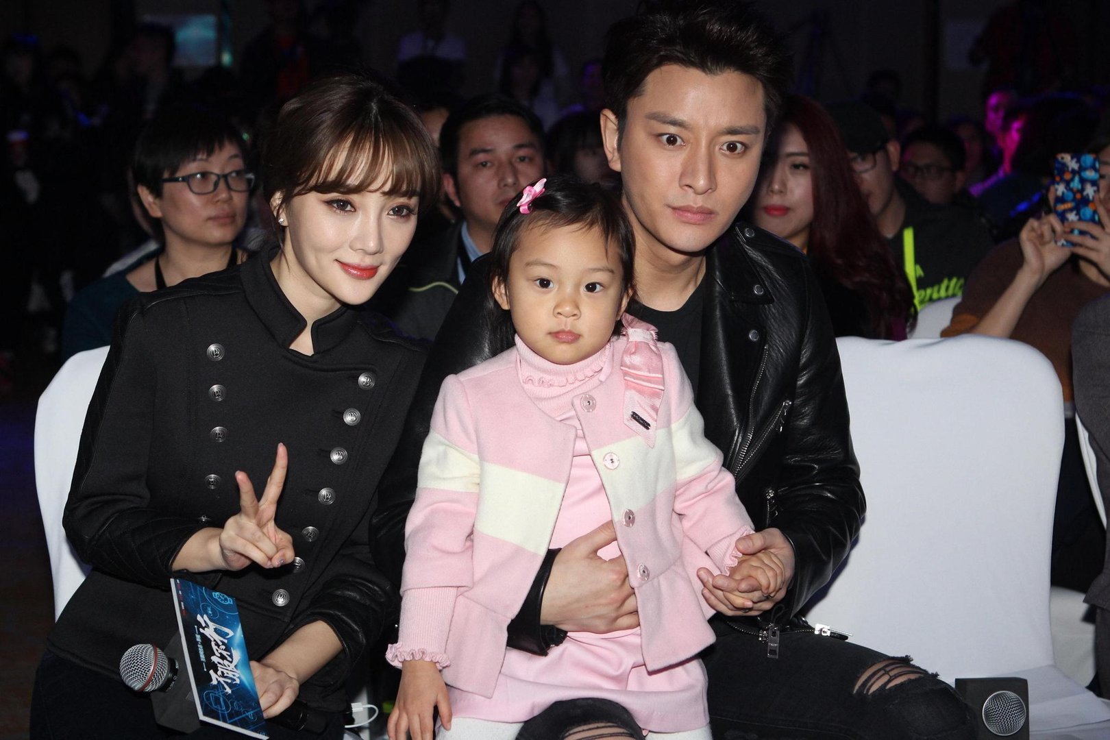 李小璐带甜馨拜年，背景是全家福，离婚了这么久为何还放全家福呢？