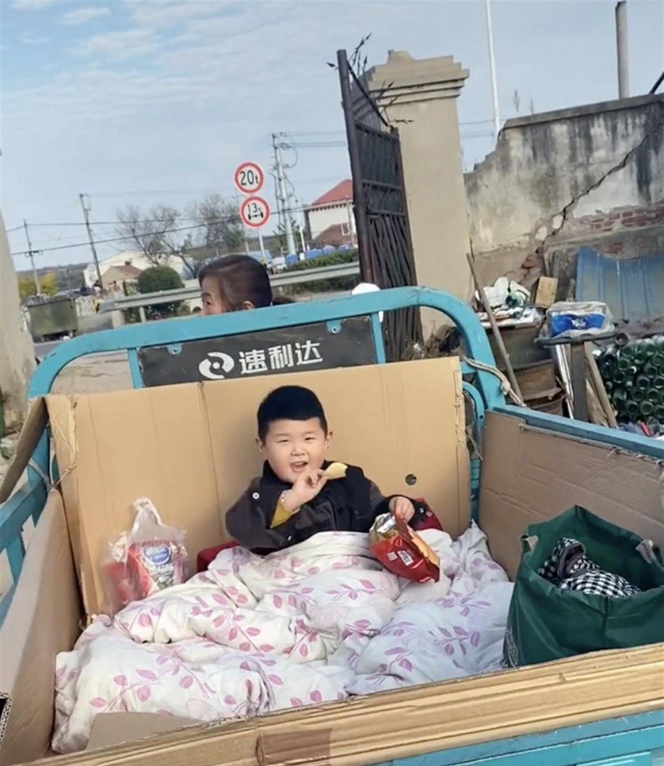 烟台一姥姥答应外孙骑三轮车来接,车后铺好被子还有零食,有羡慕到你吗?