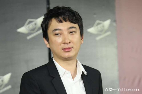 王思聪互撕风波后露面！乘千万豪车现身，却手机不离手无心聚会，你怎么看？