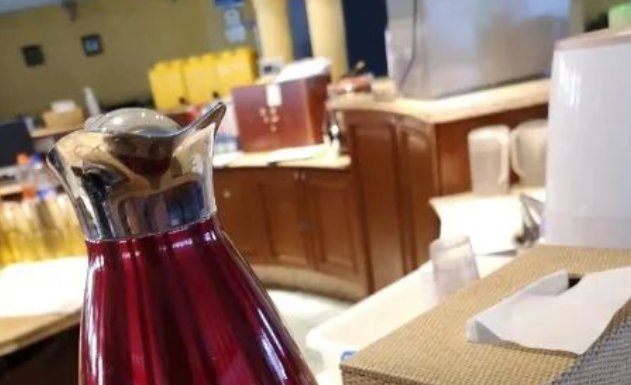 昆明一酒店用茶壶装消毒水！顾客误喝一大口，身体出现了哪些症状？