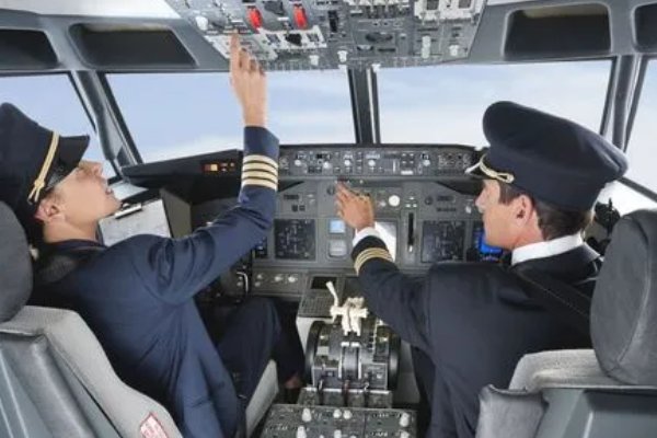 三名飞行员具体职务