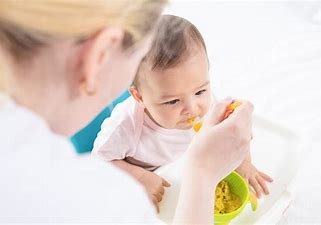 广东一萌娃偷喝扔到垃圾桶里的奶茶，孩子不能吃的食物还有哪些？