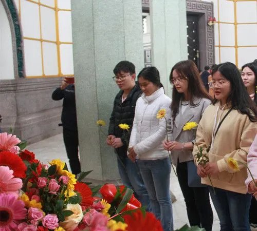 长沙学生自发前往倒塌事故地献花，大家用这一举动表达了怎样的怀念？