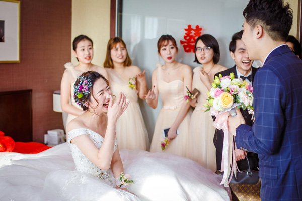 新娘去上班弟弟陪新郎过新婚之夜,你会选择在新婚之夜工作吗?