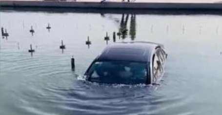 一轿车不慎落水，车主等救援过程中还不忘做生意，是生活所迫吗？