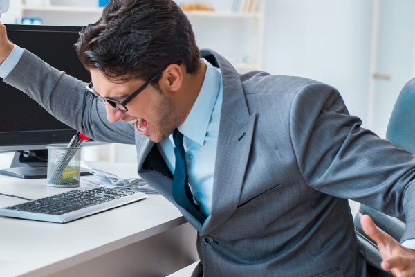 如何看待父亲对待外人怂,家里横