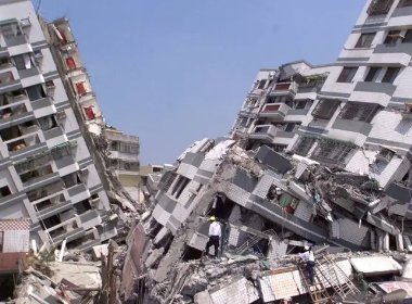 泸定居民：地震来时正在广场做核酸，这么多人是如何避险的？