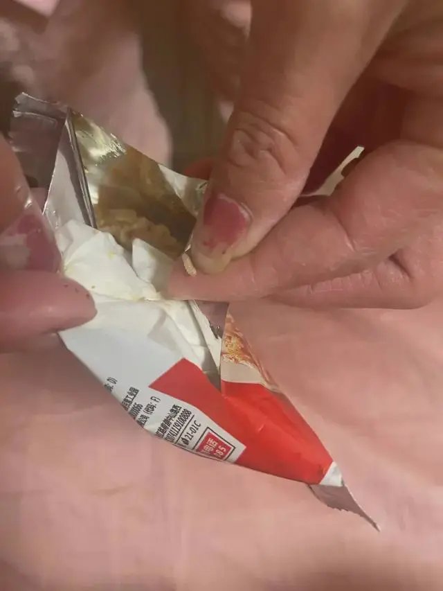 李佳琦带货辣条吃出活虫，售后与品牌方是如何处理此事的？