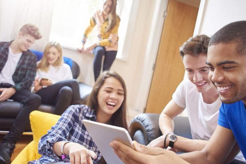 异性合租多次发生冲突,女室友指责男室友早上洗澡占用时间,对此你怎么看?