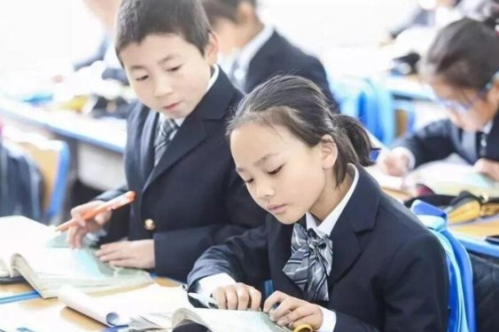 孩子总是一边做作业一边玩，这样好吗？