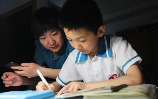 孩子总是一边做作业一边玩，这样好吗？