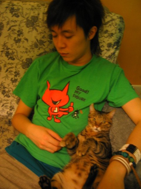 求苏打绿主唱青峰和动物的合照。