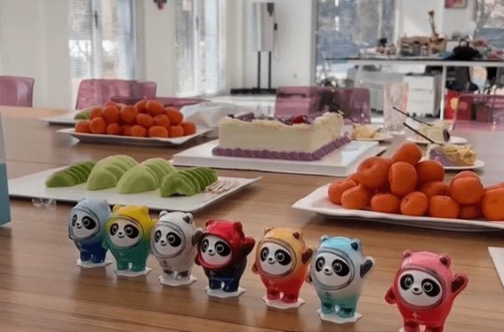 张艺谋坐在办公桌前拆冰墩墩盲盒的视频流出，他对这一盲盒有多期待？