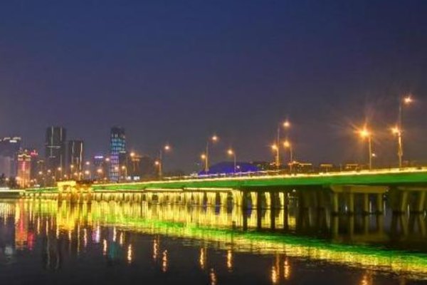 远处的霓虹灯亮了比喻句