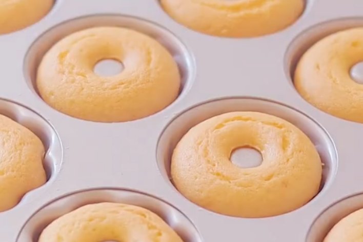 巧克力棒穿进甜甜圈的制作方法