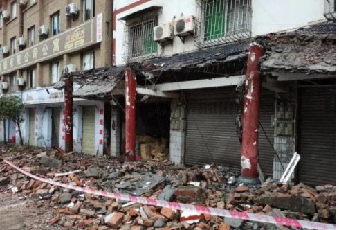 泸定居民称地震时晃得站不住,房屋出现裂缝!亲历者都透露了什么?