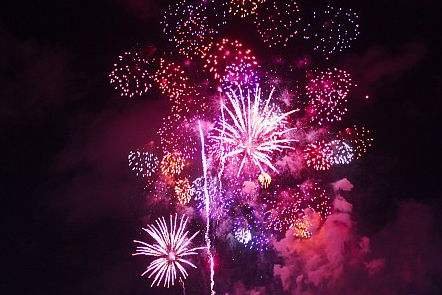 观看烟花爆竹时,应至少远离燃火点几米外