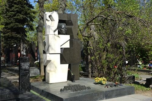 赫鲁晓夫病逝后，他的墓碑为何分为黑白两半？