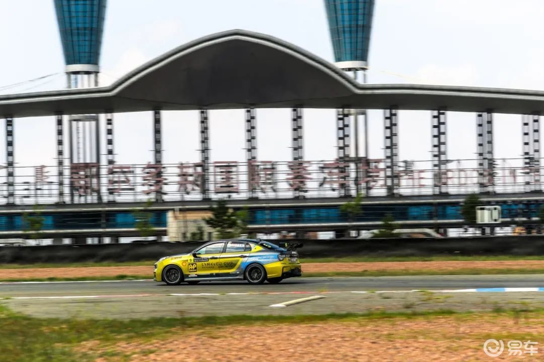 刘洋陈芮夫妻双双登台 CEC鄂尔多斯的浪漫赛车故事