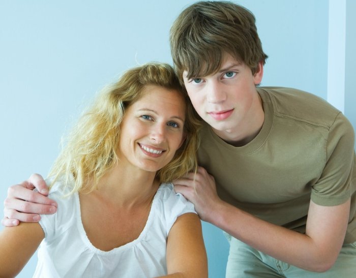 工作后我想自己租房子住，父母要求跟他们一块住怎么办？