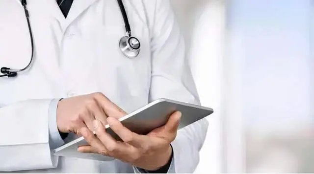 上海120女医生不吃不喝马不停蹄仍遭埋怨，这个行业为何不落好？